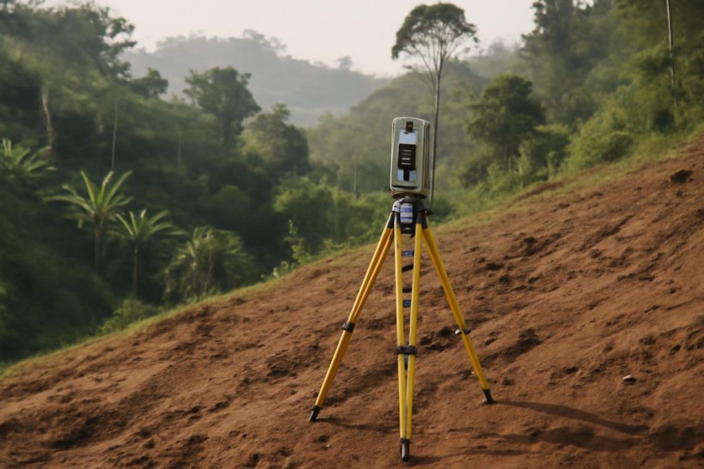 Cuándo el topógrafo cobra más de lo esperado: factores reales que mueven el precio en Colombia